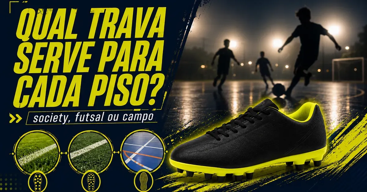 Chuteira infantil preta com solado amarelo e travas, sobre quadra iluminada, ao lado de três círculos comparando grama natural, grama sintética e piso de quadra.