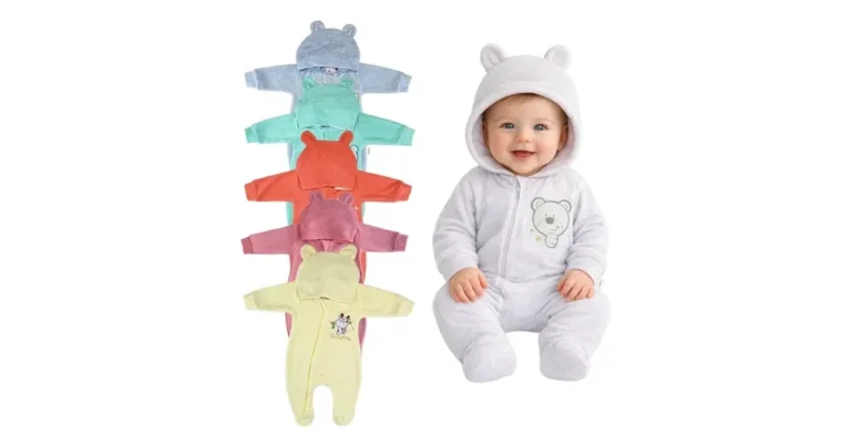Macacão de Plush para Bebê: Como Escolher no Inverno Macacão de plush para bebê: tecido peluciado com capuz, retém calor entre 8 °C e 14 °C no inverno